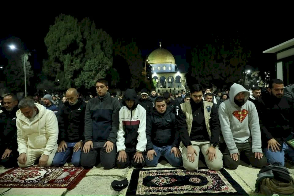 40,000 Worshippers Perform the Night and Tarawih Prayers at Al-Aqsa Mosque