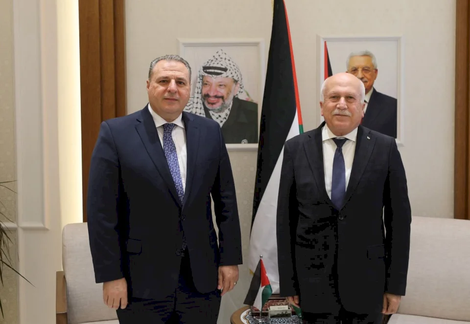 وزير الاقتصاد محمد العامور يبحث مع السفير الأردني تعزيز التعاون الاقتصادي ومتابعة مخرجات اللجنة المشتركة