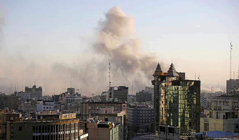 رشقات صاروخية متزامنة من إيران ولبنان نحو إسرائيل وغارات جوية على طهران