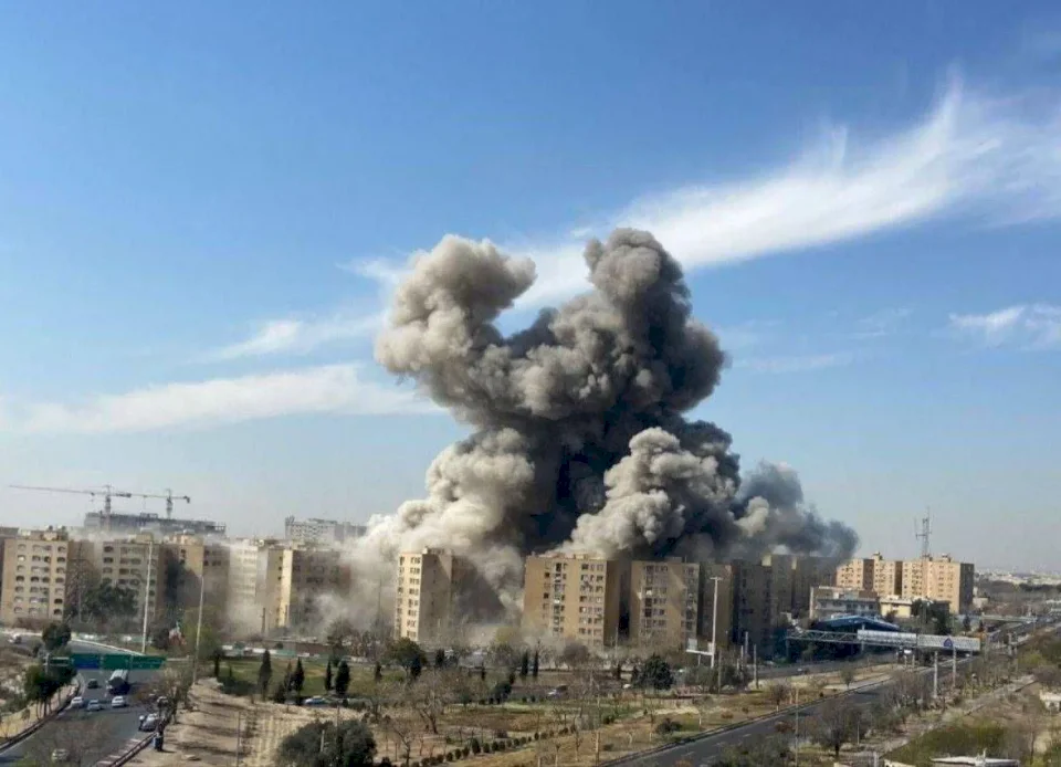 انفجارات في طهران.. وإسرائيل تستهدف "قائداً إيرانياً رفيعاً"