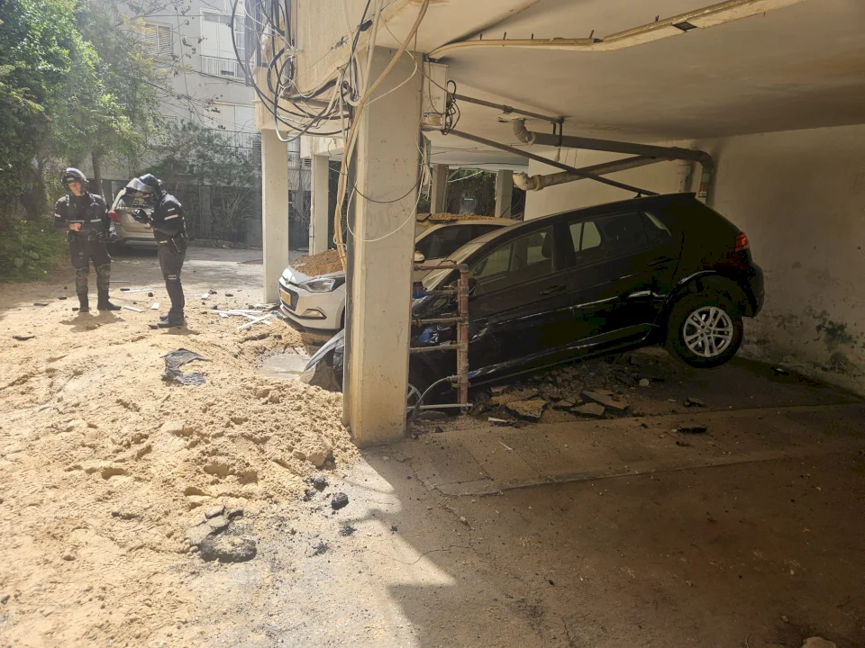 قتيلان وإصابات بصواريخ إيرانية وسط إسرائيل (فيديو وصور)