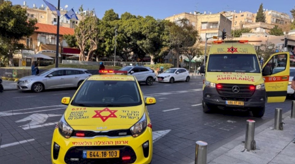 فيديو:: إصابة شخصية إسرائيلية بارزة طعنًا على يد شاب فلسطيني وسط "إسرائيل"