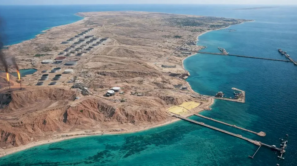 لماذا يزيد الهجوم على جزيرة خرج الإيرانية صدمة أسواق النفط؟