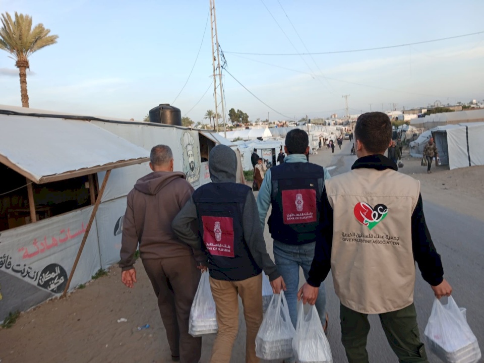 Palestine Bank and Palestine Giving Association Distribute Iftar Meals to Affected Families in Gaza as Part of the 'Ramadan Brings Us Together with Love and Giving' Campaign