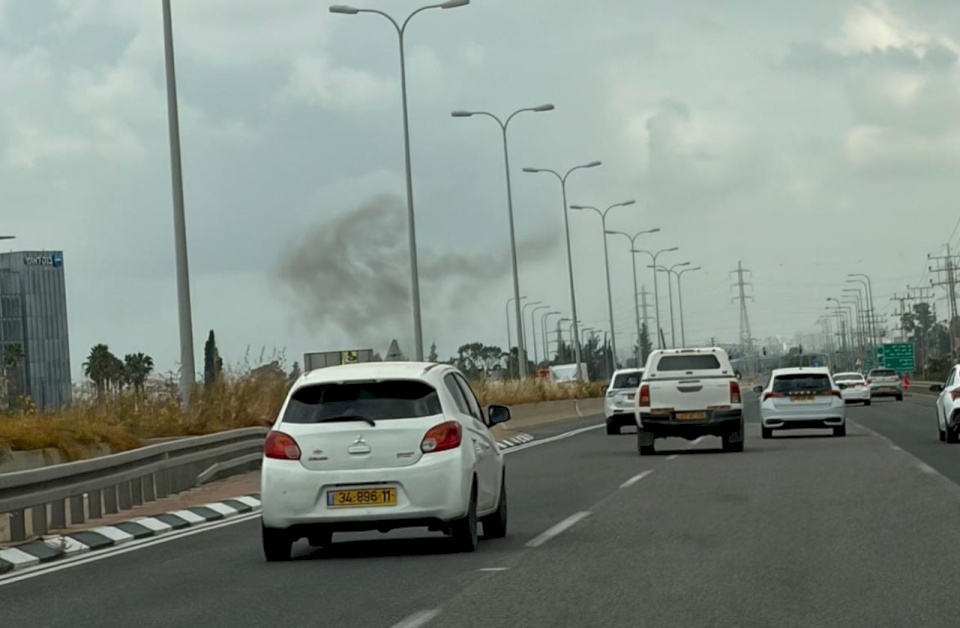 שניים נפגעו והריסות כתוצאה מנפילת רסיסי טילים במרכז ישראל (וידאו)