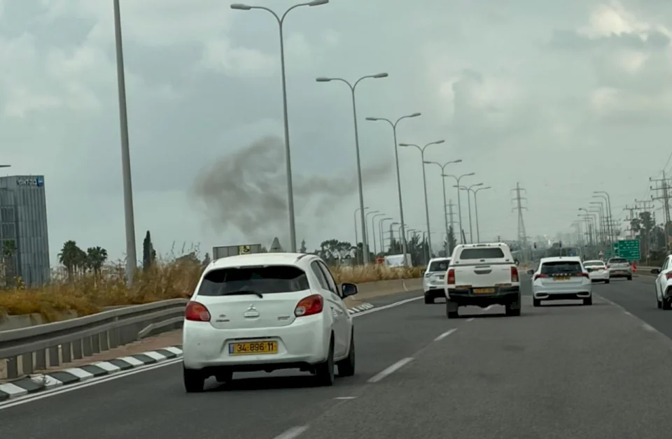 إصابتان وأضرار بسقوط شظايا صواريخ في وسط إسرائيل (فيديو)