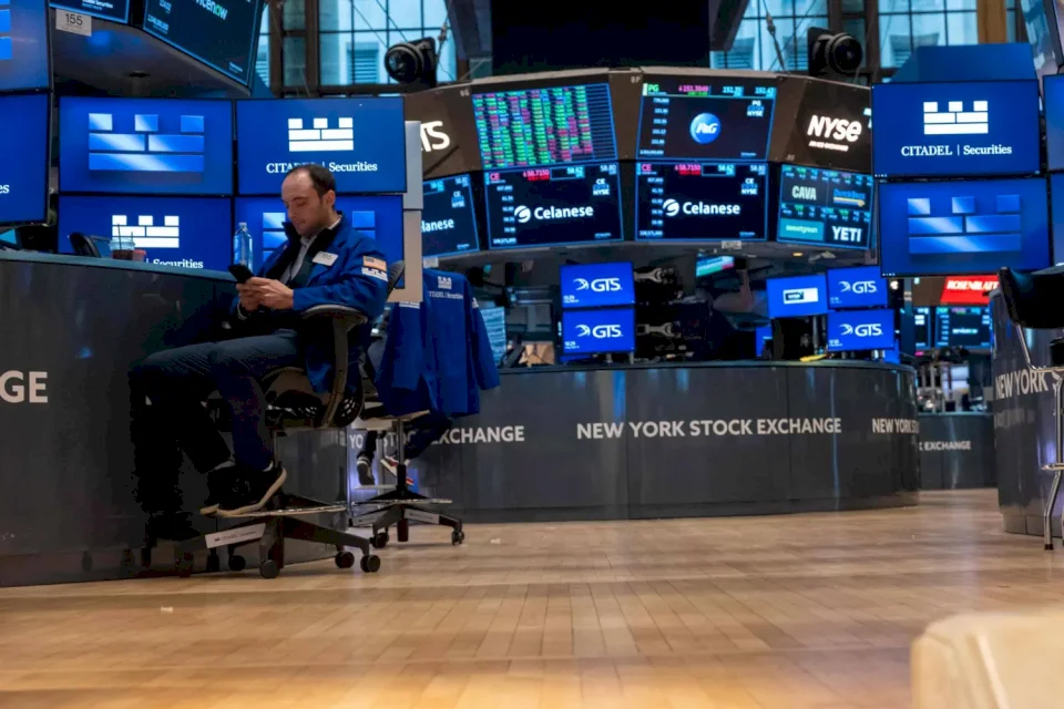 Technology Boosts U.S. Futures as Fed Decision Awaits