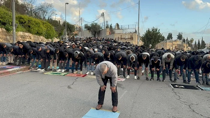 الاحتلال يمنع صلاة العيد في "الأقصى" والمصلون يؤدونها في محيطه