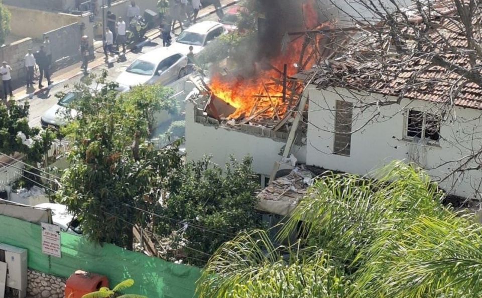 موجات صاروخية إيرانية متتالية تستهدف إسرائيل: مصابون وحرائق وأضرار (فيديو)