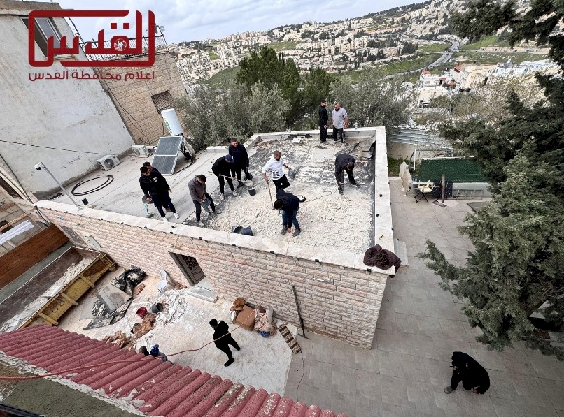 فيديو: الاحتلال يجبر مقدسيًا على هدم منزله ذاتيًا