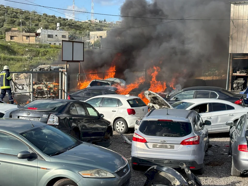 מתיישבים שורפים מחסן רכבים בדיר שרף ואוהל במסעודיה