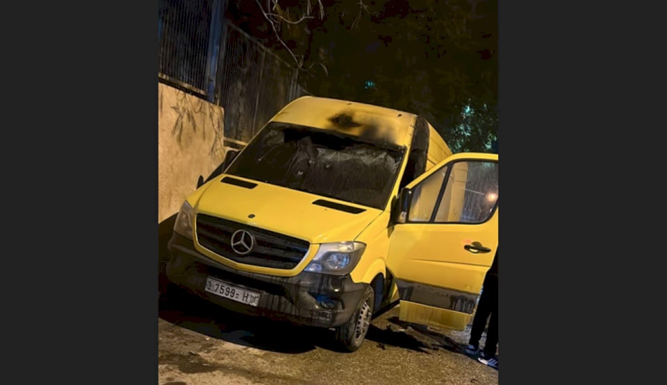 مستوطنون يهاجمون قرية برقا ويضرمون النار في عيادة وشاحنة