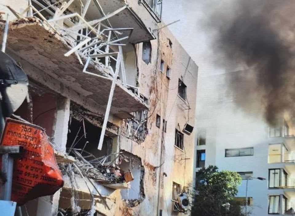 נפגעים והרס בתל אביב בעקבות התקפה רקטית איראנית (וידאו)