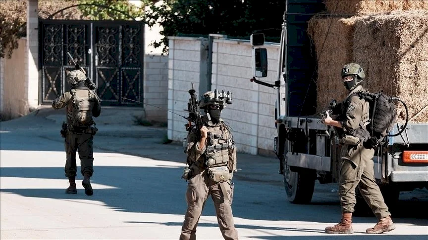 Un martyr et des blessés en raison des balles tirées par l'occupation sur plusieurs véhicules, leur poursuite et leur renversement au sud d'Hébron