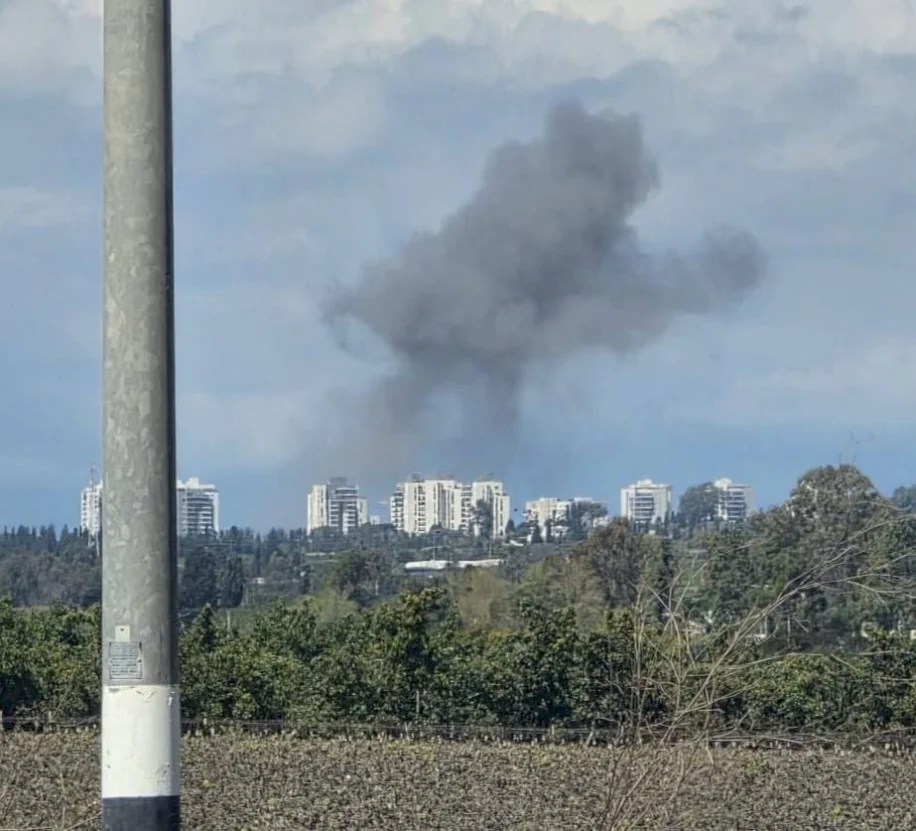 بعد قصف إيراني.. سقوط صاروخ قرب محطة الكهرباء في الخضيرة (فيديو)