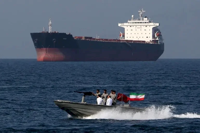 خطة معقدة من 3 مراحل.. التفاصيل المحتملة لمعركة فتح مضيق هرمز