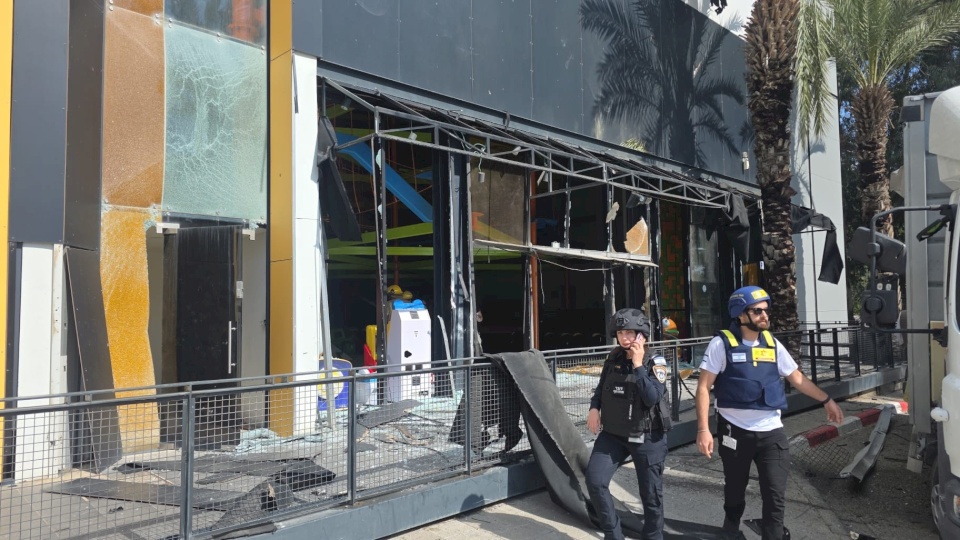 صاروخ إيراني يسقط في تل أبيب قرب المحطة المركزية للقطار.. ورصد سقوط شظايا في 6 مواقع