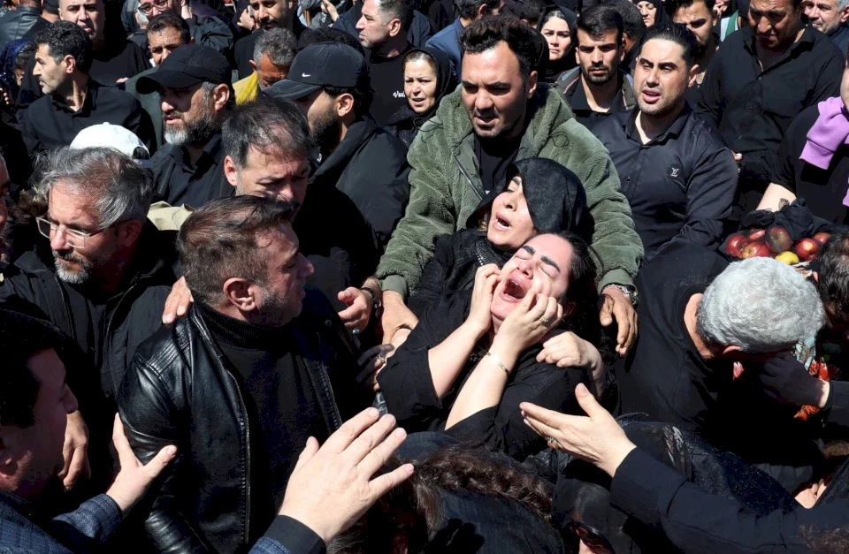 تقرير: مقتل أكثر من 1900 شخص في إيران منذ بدء الحرب