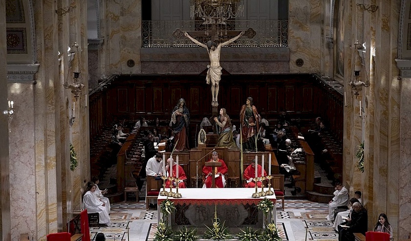 "لأول مرة منذ قرون": الاحتلال يمنع قداس أحد الشعانين في كنيسة القيامة بالقدس