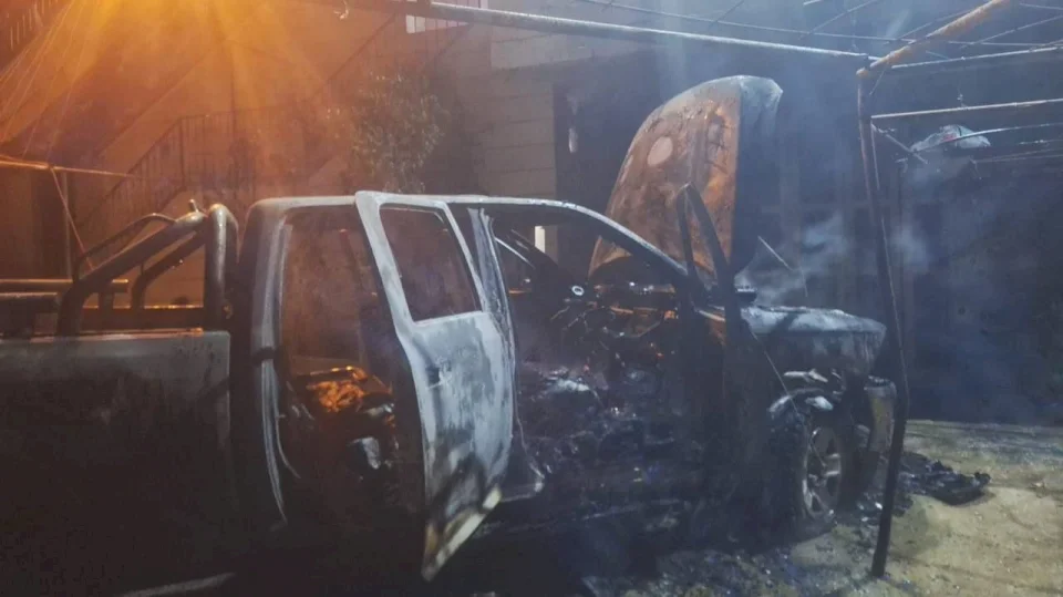 مستوطنون يحرقون مركبات في الظاهرية ونحالين (فيديو) 