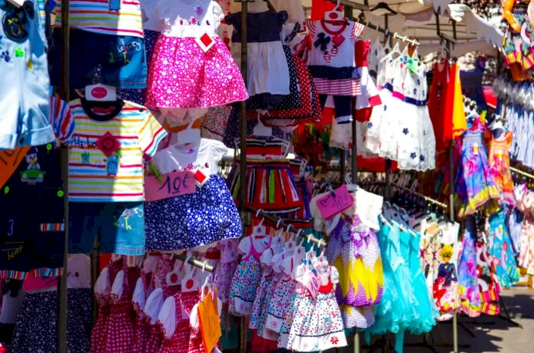 Alerte aux dangers du plomb dans les vêtements colorés pour enfants