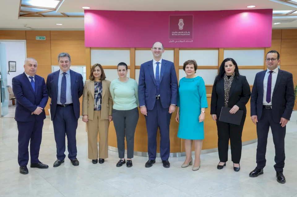 La Banque de Palestine et l'Institut "Nous apprenons pour la Palestine" signent un accord de partenariat stratégique pour développer l'environnement éducatif dans les écoles