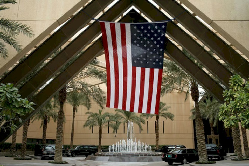 صحيفة أميركية تكشف عن ضرر بالغ أصاب سفارة بلادها في السعودية