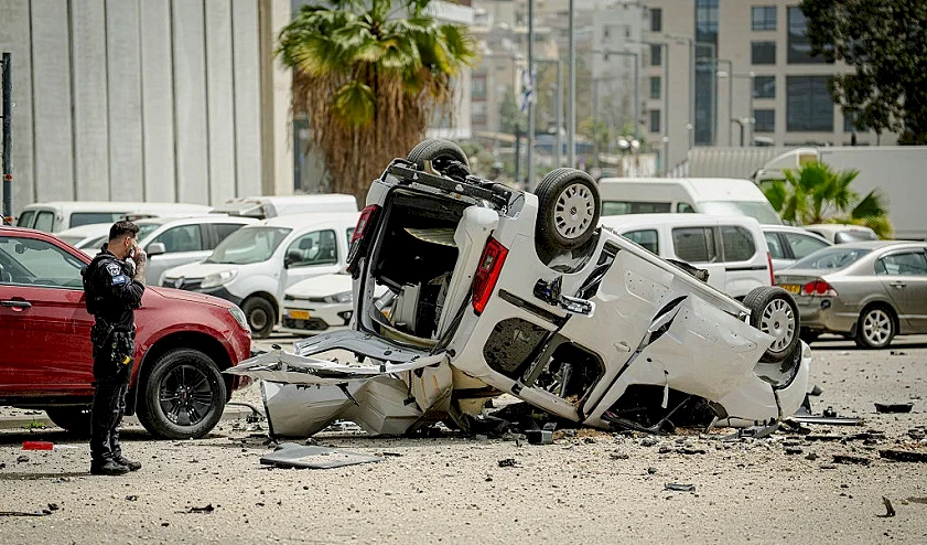 سقوط مقذوف من صاروخ عنقودي إيراني في محيط مقر وزارة الأمن الإسرائيلية بتل أبيب