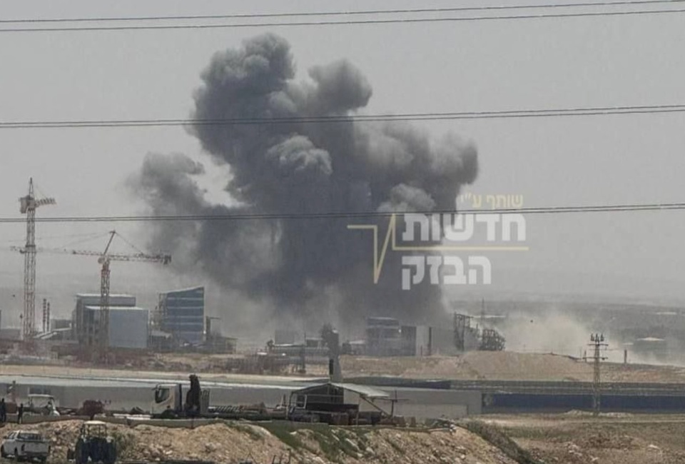 פגיעת טיל ישירה במתחם "נאות חובב" לתעשייה בדרום ישראל (וידאו)