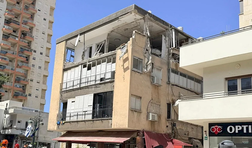 פצוע ונזקים בכש-30 אתרים באזור תל אביב וישראל תוקפת את המתקן הפטרוכימי הגדול ביותר באיראן