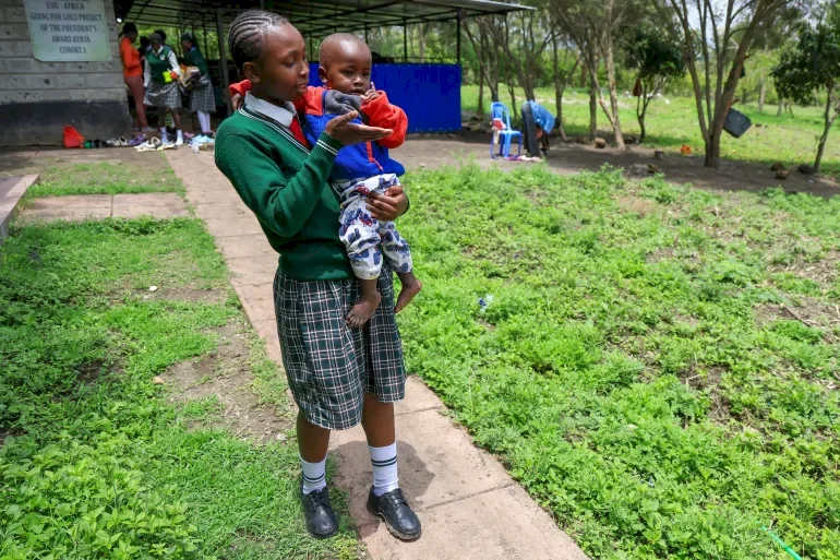تجربة تعليمية فريدة.. كيف يعيد نموذج كيني الأمهات المراهقات إلى الدراسة؟