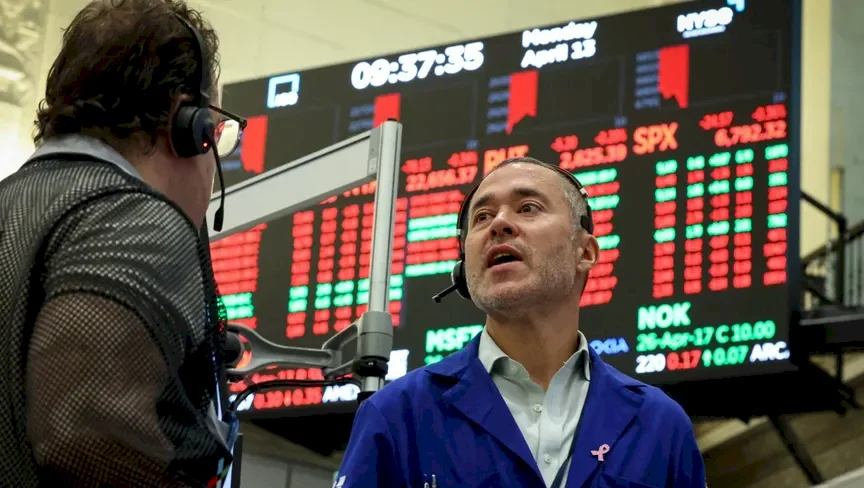 וול סטריט עולה בתמיכת תקוות להפסקת אש למרות הסגר על הורמוז