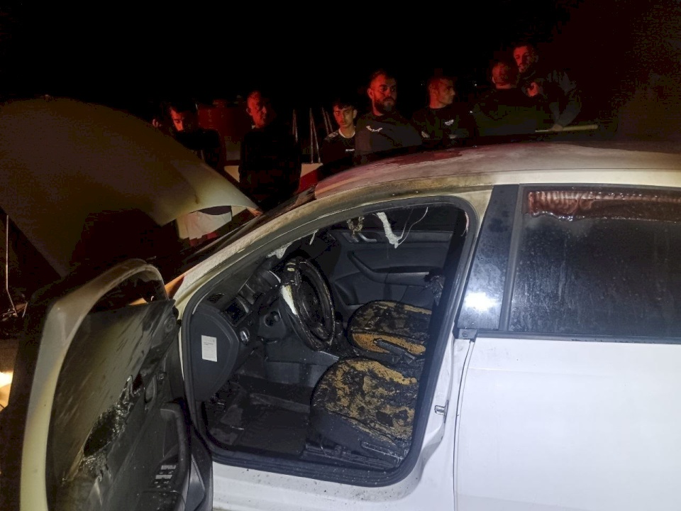 Settlers Attack Beit Umrein and Burn Two Vehicles (Photos)