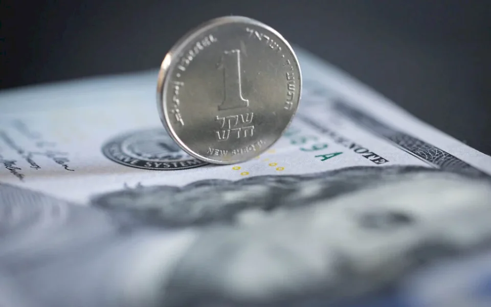 Après avoir franchi le cap des 3,00.. Pourquoi la montée du shekel constitue-t-elle une menace pour l'économie israélienne ?