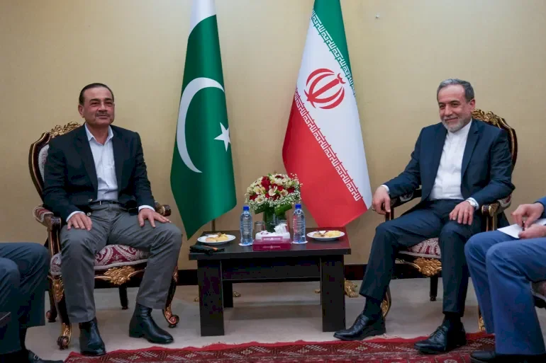 Le commandant de l'armée pakistanaise rencontre le ministre des Affaires étrangères iranien à Téhéran