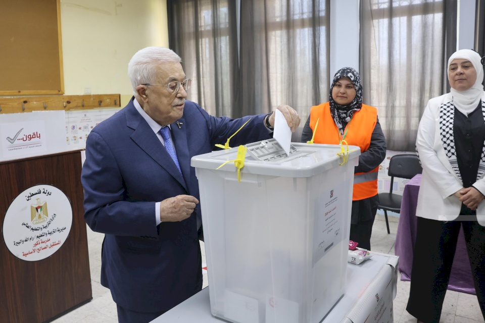 Le président vote aux élections locales à Al-Bireh
