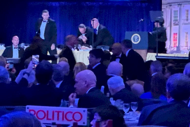 Évacuation de Trump lors du dîner des correspondants de la Maison Blanche après un incident par balle (vidéo)