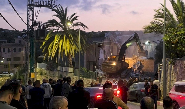 L'occupation contraint deux citoyens à démolir leurs maisons eux-mêmes à Mushayrifa pour éviter d'énormes amendes