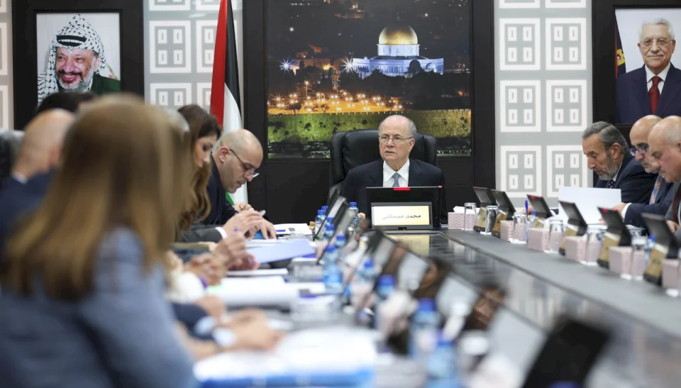למרות המשבר הפיננסי המתמשך.. הממשלה מאריכה את שעות העבודה של העובדים הציבוריים ביום נוסף
