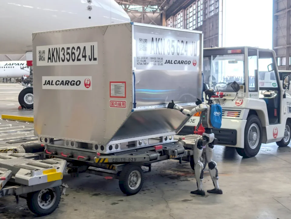 A Scene from the Future... A Japanese Airport Begins Using Human-like Robots for Baggage Handling