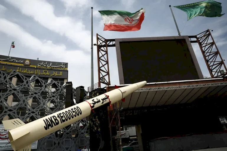 Un éclat de missile iranien frappe une base militaire aérienne israélienne au nord de la Palestine occupée
