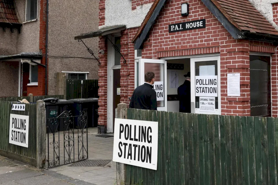 Résultats partiels des élections locales montrent une lourde défaite pour le Parti travailliste britannique dirigé par Starmer