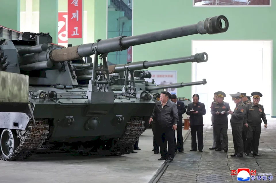 Le dirigeant nord-coréen inspecte l'artillerie capable de frapper Séoul