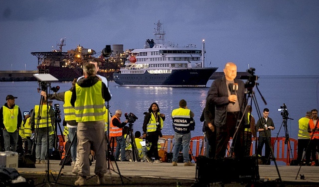 Début de l'opération d'évacuation du navire infecté par le virus Hanta