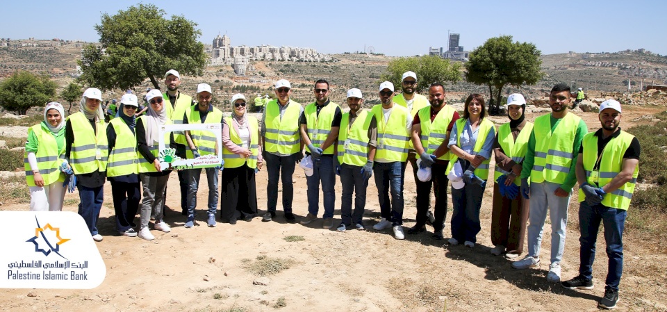 La Banque Islamique Palestinienne participe aux activités de la Journée Nationale de la Propreté en collaboration avec la mairie de Ramallah