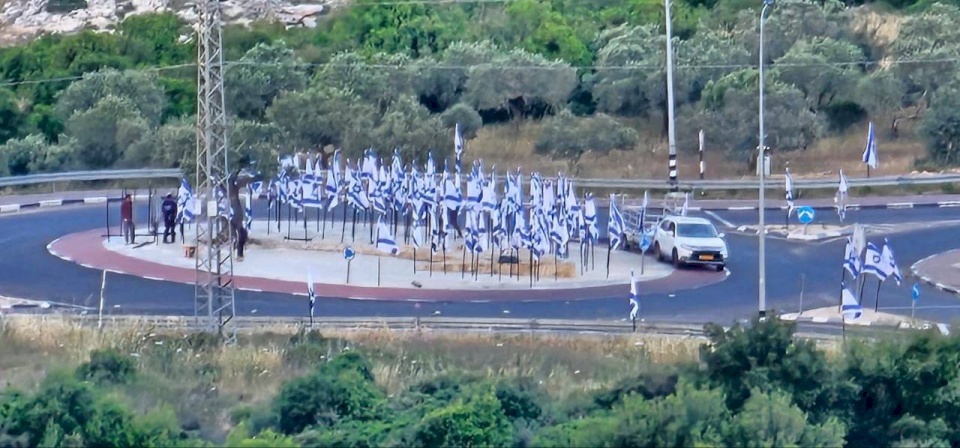 Des colons brandissent des drapeaux d'occupation à l'entrée de Ramallah nord