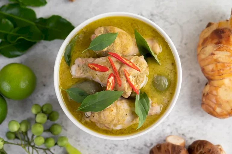 Le secret du goût original.. Comment préparer de la pâte de curry vert à la maison au niveau des restaurants ?
