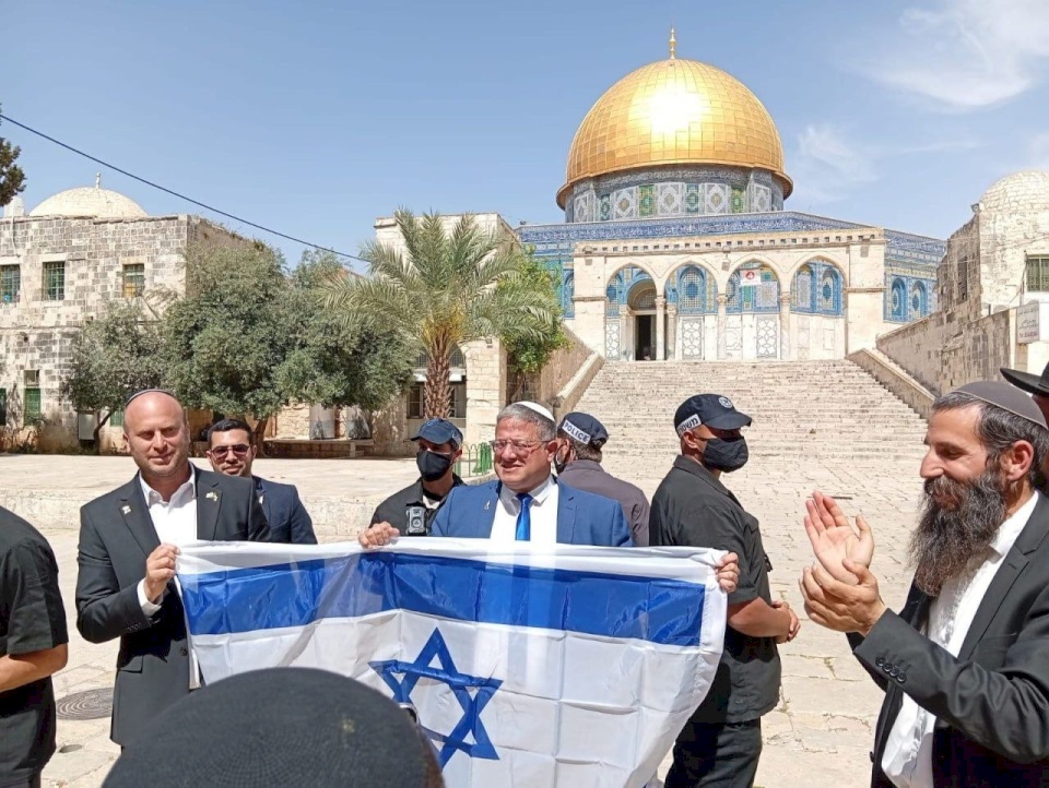 Le radical Ben Gvir envahit Al-Aqsa et brandit le drapeau de l'occupation (Vidéo)
