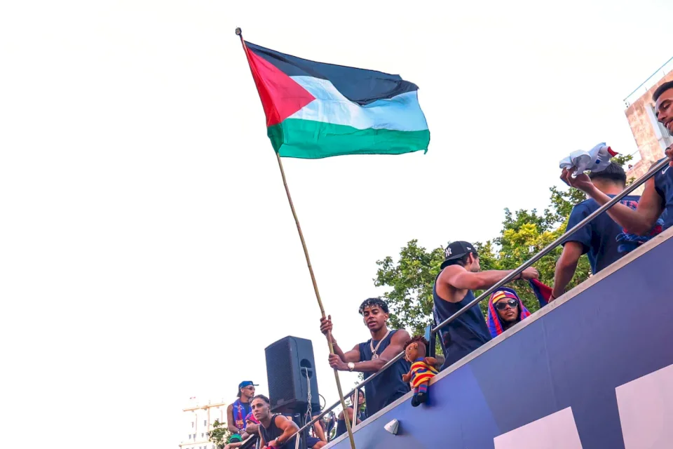 Échange tendu entre un ministre israélien et le Premier ministre espagnol à propos de Lamín Yamal brandissant le drapeau palestinien
