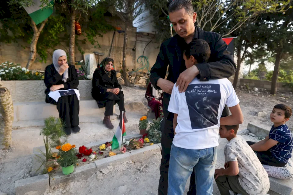 L'armée israélienne répond aux pierres de jeunes Palestiniens par des balles réelles en Cisjordanie